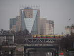 Von der  Grenzalleebrücke  kann man mit Zoom und dem  Estrel Hotel  auch die S-Bahn fotographieren.