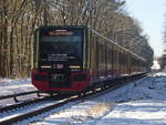 BR 483/484 der S Bahn Berlin (484 001) Die Neue S-Bahn seit dem 01. Januar 2021   als S 47 noch mit Hinweis zur Eröffnungsfahrt am 01. Januar 2021 in Richtung Berlin Spindlersfelde am 31. Januar 2021 am Bahnübergang an der Ostritzer Strasse.