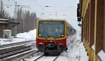 Wie schon in der Vergangenheit tut sich die Berliner S-Bahn bei winterlichen Verhältnissen schwer, sie fährt - sicher, allerdings mit vielen Verspätungen und auch Ausfällen !!!! Wie sich das neue Stadler Modell im Moment schlägt ist mir aktuell noch nicht bekannt, hier die Linie S2 nach Berlin-Buch kurz vor der Einfahrt im Bf. Berlin-Buch am 09.02.21 