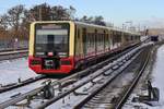 483 005-5 und 484 505-3 fahren am 13.02.2021 als S47 (S 47095) von Berlin Hermannstraße nach Berlin Spindlersfeld in Berlin Baumschulenweg ein.