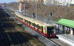 BR 483/484 der S-Bahn Berlin /S 47 mit '484 003A' und '483 003B', hier während der Einfahrt in den Bahnhof von Berlin Herrmannstr., mit Fahrtziel Spindlersfeld im Februar 2021.(S47)