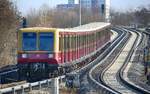 S-Bahn Berlin (S 46) mit BR 485 xxx, fährt mit Fahrtziel Gesundbrunnen, als S 46, in den Bahnhof von Berlin-Neukölln (Foto :Bahnsteig) ein.