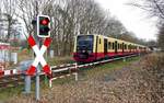 S-Bahn Berlin, S 47 mit Br 484 002 D, hier zwischen Spindlersfeld und Oberspree kommend, am Bahnübergang Ostritzer Str.(Andreaskreuz), mit Fahrtziel S+U Bf. Berlin-Hermannstraße im März 2021.(S47)