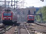 BR 143 556-9 als RE7 nach Wnsdorf-Waldstadt auf der Berliner Stadtbahn, Rechts die Berliner S-Bahn. Aufgenommen am 05.08.07