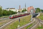 S3 Express-Verstärker der S-Bahn Berlin  mit BR 481/ 482 xxx Halbzug im  -Re.design, kommend aus Rummelsburg.