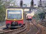 S75 nach Berlin Spandau bei der Einfahrt Berlin Zoologischer Garten (Links). Rechts eine S-Bahn bei der Einfahrt Berlin Tiergarten. Aufgenommen am 08.08.07