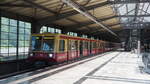 Am letzten Tag ihres Einsatzes auf der S46 (zwischen Königs Wusterhausen und Westend) verkehren noch mehrere Einheiten bei schönem Wetter und verichten treu ihren Dienst.
Hier ist ein Zug im Bahnhof Westkreuz (oben) auf den letzten Metern Richtung Ziel, Westend.

Berlin, der 24.06.2022