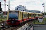 S-Bahn Berlin 484 021 mit einem weiteren Triebfahrzeug der Baureihe 484 fährt aus der Abstellung in den Bahnhof Berlin Ostkreuz als S42 ein, Berlin Ostkreuz, 7.