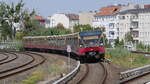 Ein Zug der S-Bahn Linie S42 Ring (BR 480) kurz vor Berlin Südkreuz; 14.08.2022  