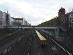 Eine unbekannte Garnitur der BR 485 fährt als S85 nach Grünau, hier kurz nach dem Überwerfungsbauwerk von der Bornholmer Straße kommend.

Berlin, Schönfließer Brücke, der 04.04.2023