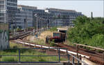 Unten durch -     Um am S-Bahnhof Treptower Park ein bahnsteiggleiches Umsteigen von der Ringbahn in die S-Bahnlinie S9 zu ermöglichen unterfährt das Gleis des Innenrings (S41) die beiden