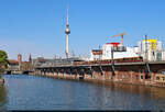 Ein 481/482-Zug verlässt parallel zur Spree den Haltepunkt Berlin Jannowitzbrücke.