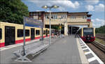 Ein Stellwerk als Brücke - 

... über dem Bahnsteig und den Gleisen. 
Nur versehentlich bin ich am Bahnhof Tempelhof der Ring-S-Bahn ausgestiegen, aber das war dann kein Fehler bot sich doch hier ein interessantes Motiv.

14.07.2023 (M)