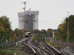 Abschied der BR 485 bei der Berliner S-Bahn. 

Ein Zug ( Wieder flott 13 ) auf der S47 fährt die Rampe zum Ring herunter. Im Hintergrund der Neubau des Estrel Towers. Aufgenommen an der Station  Neukölln .
Berlin, der 12. November 2023