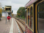 Abschied der BR 485 bei der Berliner S-Bahn. 

Ein Zug auf der S47 rollt in den Bahnhof  Köllnische Heide  ein, so dass ich ein Spiegelbild anfertigen konnte. An dem Tag blieb die Aufnahme weiterer Fotographen/Filmer nicht aus.

Berlin, der 12. November 2023