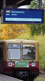 Abschied der BR 485 bei der Berliner S-Bahn. 
Sinnbild des Tages, aufgenommen an der Station  Köllnische Heide .

Berlin, der 12. November 2023