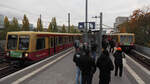  Ringzwiebeltreffen  zum Abschied der BR 485 bei der S-Bahn Berlin.

Als letzte fahrplanmäßige Fahrten fuhren zwei Dreiviertelzüge der Br 485 auf dem Berliner Ring.
Eigentlich war das Zusammentreffen der zwei Züge an diesem oseligen Sonntag an der Station  Beusselstraße  geplant. Der Zug auf der S41 hatte allerdings 10 min Verspätung, daher wurde das Treffen kurzerhand verlegt.

Aufgenommen mit Weitwinkel in der Station  Wedding ,
Berlin, der 12. November 2023
