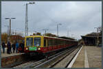 485 108 hat mit 485 093/127 am 12.11.2023 den Endbahnhof Berlin-Grünau erreicht. Zahlreiche Besucher wollen anlässlich des Abschieds der BR 485 nochmal einen Blick in den Führerstand werfen.