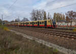 483 018 und ein unbekannter 484 waren am 11.11.2023 als S45 auf dem Weg von Berlin Südkreuz zum Flughafen BER.