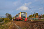 Nur wenige Minuten ließ sich die Sonne am 11.11.2023 über Berlin blicken. Zu diesen Momenten gehörte auch jener, als 483 010 auf der S8 nach Grünau Pankow in Richtung Süden verlassen hat. In Kürze trifft der Zug auf die Nordbahn und wird sich in den Bahnhof Bornholmer Straße einfädeln.