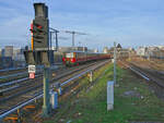 Im Jahr 2023 fhrt erstmals seit 2009 wieder ein Weihnachtszug bei der Berliner S-Bahn. Die Viertelzge ET/EB 167 006 und 475/875 605 haben am 17.12.2023 gerade die Oberspreebrcke vor dem Bahnhof Treptower Park berquert.