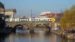 Ein Desiro-HC der ODEG auf dem RE1 fährt von West nach Ost über die Spree. 
Hier zu sehen auf der Spree-Brücke nahe dem S-Bahnhof  Hackescher Markt . 

Berlin, der 06.04.2024