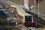 484 003 der S-Bahn Berlin, kurz vor der Einfahrt in den S-Bahnhof Hermannstraße,  mit Fahrtziel Spindlersfeld, S47.