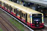 S-Bahn Berlin mit der 484 085 ‚‚Jetzt   sind wir Komplett...‘‘, unterwegs auf der S41 Ringbahn.