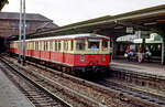 Der 1929 von O&K gelieferte Berliner S-Bahn-Tw. der Bauart  Stadtbahn  mit der DR-Nummer 275 227 am 25.07.1991 im Bf. Berlin Warschauer Straße. 1995 wurde das Fahrzeug ausgesondert und verschrottet.