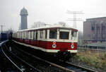 275 707, vor 1970 ET 165 271, Baujahr 1928 von WUMAG, Bauart  Stadtbahn , am 15.11.1990 nach Durchfahrt durch den Berliner S-Bahnhof Ostkreuz.