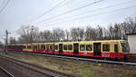 Die S-Bahn mit der Folierung zum Jubiläum  100 Jahre Berliner S-Bahn  in den Farbschemen der letzten 100 Jahre Ost/West, die BR 481 (NVR: 9480 0481 266-5 D-DB..... ) als S75 Richtung Warschauer Str. kurz vor Einfahrt S-Bahnhof Berlin-Hohenschönhausen.