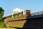 Mit dem Berliner S-Bahn-Viertelzug 484 085 ist die Serie der neuen S-Bahn-Baureihen 483/484 komplett. Der am 19.06.2024 am Bahnhof Berlin-Schöneberg aufgenommene Triebzug trägt daher aus diesem Anlass eine besondere Beschriftung.