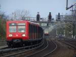 Die S9 nach Berlin-Spandau wurde am 29.Oktober 2007 im Bahnhof Berlin-Zoologischer Garten abgelichtet.