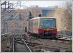 Br 481 der Berliner S-Bahn aus Richtung Berlin Zoo mit der S7 nach Ahrensfelde kurz vor dem Berliner Hbf am 04.11.07