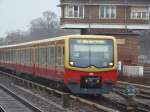 Die Berliner S-Bahn (S7 nach Ahrensfelde) bei der Ausfahrt Berlin Wannsee. Es hat am 19.01.08 in strömen geregnet.