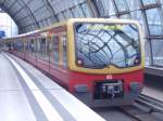 Ein BR 481 als S7 nach Potsdam Hbf steht in Berlin Hbf zur Abfahrt bereit.