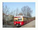 477 030 ist am Ostermontag auf der S9 im Einsatz und hat den Bahnhof Charlottenburg erreicht.