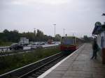 S45 fhrt im Bahnhof Altglienicke ein