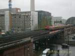 Auf der Berliner Stadtbahn konnte ich am 09.04.08 eine Doppelausfahrt eines RE und einer S-bahn aus dem Bahnhof Berlin-Alexanderplatz im Bild festhalten.