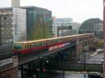 Eine S-Bahn (BR 481) mit dem Ziel  Westkreuz  verlsst am 09.04.08 den Bahnhof Berlin-Alexanderplatz in Richtung Ostbahnhof.