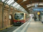 Geschmckter S-Bahnzug zum 1.Mai im historischen S-Bahnhof Hackescher Markt(1882)In DDR Zeiten hiess er Marx Engels Platz
und davor Brse.01.05.08