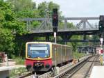 Eine S1 Richtung Wannsse bei der Einfahrt im neuen Bahnhof Julius-Leber-Brcke.