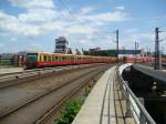 Blick Richtung Berlin Friedrichstrae vom Berliner Hbf, zu sehen ein S-Bahnzug (BR 481) und RE 38076 nach Brandenburg Hbf.