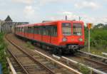 Berliner S-Bahn, Baureihe 485 (rot) bei Ausfahrt aus dem S-Bhf Treptower Park Richtung Ostkreuz.