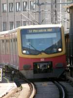 Eine S7 nach Potsdam Hbf fhrt in den Bahnhof Berlin-Friedrichstrasse ein.