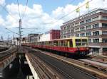 Eine 485er Einheit bei der Einfahrt in den Bahnhof Berlin Alexanderplatz.