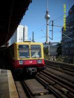 Berliner S-Bahn nach Flughafen Berlin Schnefeld mit dem Triebwagen 485 147 am 31.08.2008 am S-Bahnhof Berlin Hackescher Markt.