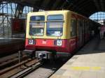 S-Bahntriebwagen 485 038 der Linie S9 nach Flughafen Berlin Schnefeld am 31.08.2008 beim Zwischenhalt im Bahnhof Berlin Alexanderplatz.