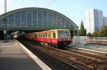 S-Bahn S9 nach Schnefeld mit 485 093-3 am 28.09.2008 in Berlin-Ostbahnhof.