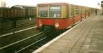 Eine Berliner S-Bahn nach Straussberg Nord der Baureihe 476 im April 1999 in Fredersdorf.